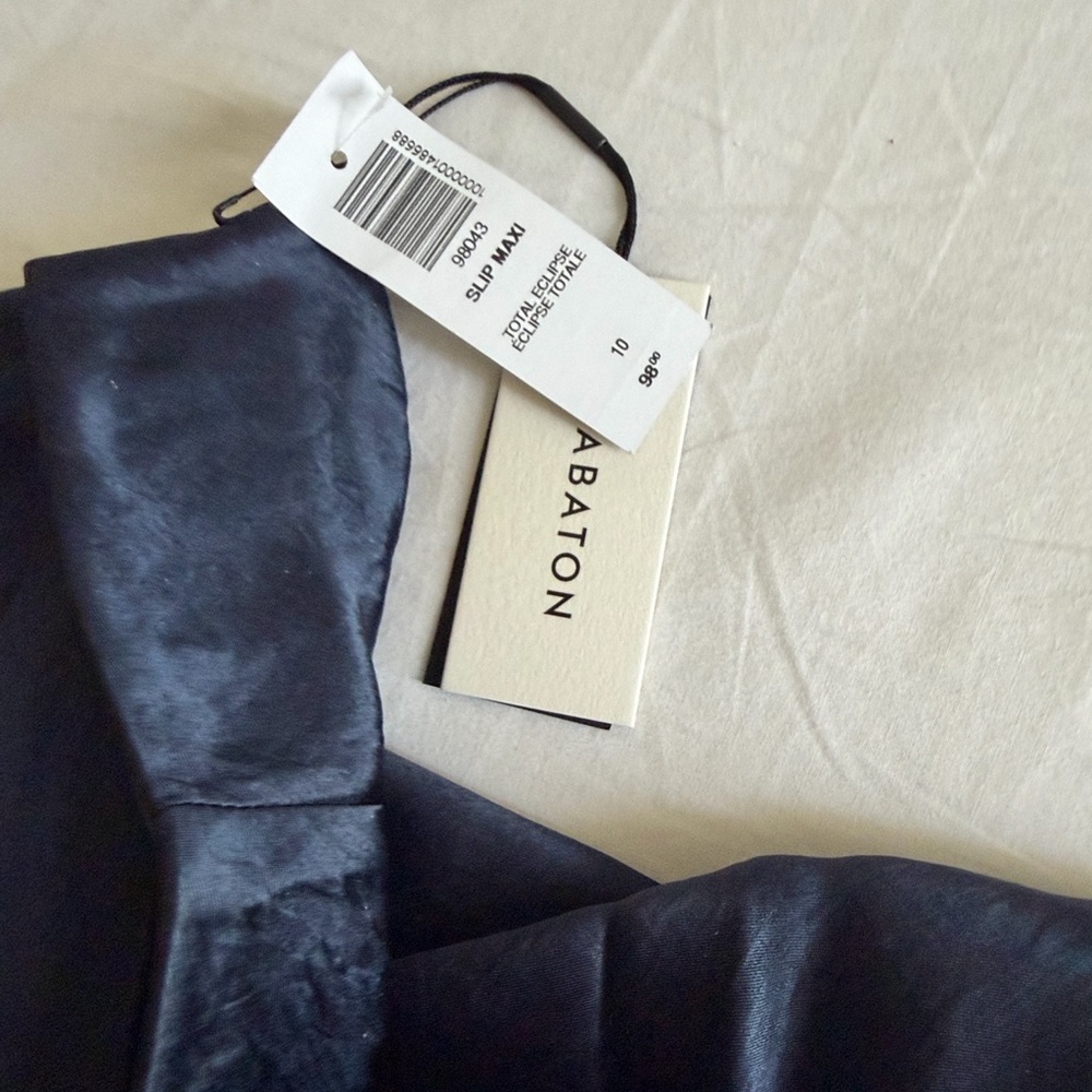 Elegant Black Satin Skirt - Picture 5 of 5